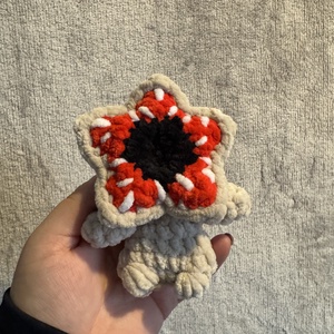 Horgolt mini demogorgon, Játék & Sport, Plüssállat & Játékfigura, Szörnyike, Horgolás, Varrás, MESKA