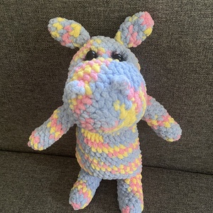 Amigurumi színes horgolt víziló figura - játék & sport - plüssállat & játékfigura - más figura - Meska.hu