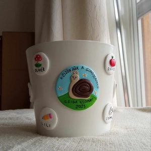 Ovis és bölcsis ballagási kaspó kisgyermeknevelőknek (bölcsis néniknek), dajkáknak, óvó néniknek, technikai dolgozóknak - otthon & életmód - dekoráció - virágdísz és tartó - cserép & kaspó - Meska.hu