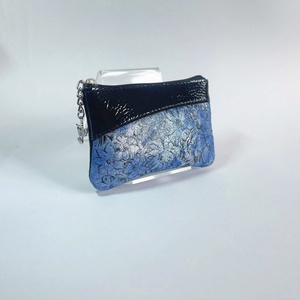 Fekete gyűrt lakk - kék virág mintás ívelt egy cipzáras kulcstartó C8007, Táska & Tok, Kulcstartó & Táskadísz, Kulcstartó, Bőrművesség, MESKA