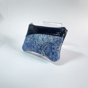 Fekete gyűrt lakk - kék virág mintás ívelt egy cipzáras kulcstartó C8007 - táska & tok - kulcstartó & táskadísz - kulcstartó - Meska.hu