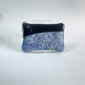 Fekete gyűrt lakk - kék virág mintás ívelt egy cipzáras kulcstartó C8007 - táska & tok - kulcstartó & táskadísz - kulcstartó - Meska.hu