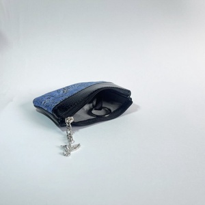 Fekete gyűrt lakk - kék virág mintás ívelt egy cipzáras kulcstartó C8007 - táska & tok - kulcstartó & táskadísz - kulcstartó - Meska.hu