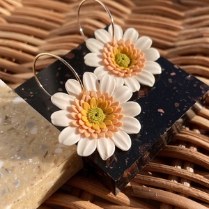 Gerbera süthető gyurma fülbevaló - ékszer - fülbevaló - lógó fülbevaló - Meska.hu