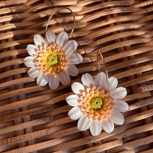 Gerbera süthető gyurma fülbevaló - ékszer - fülbevaló - lógó fülbevaló - Meska.hu