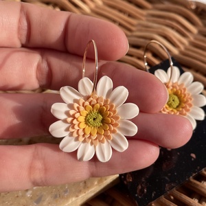 Gerbera süthető gyurma fülbevaló - ékszer - fülbevaló - lógó fülbevaló - Meska.hu