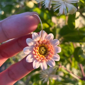 Gerbera süthető gyurma fülbevaló, Ékszer, Fülbevaló, Lógó fülbevaló, Ékszerkészítés, Gyurma, MESKA