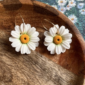 Százszorszép süthető gyurma fülbevaló - ékszer - fülbevaló - lógó fülbevaló - Meska.hu