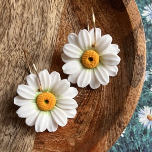 Százszorszép süthető gyurma fülbevaló, Ékszer, Fülbevaló, Lógó fülbevaló, Ékszerkészítés, Gyurma, MESKA