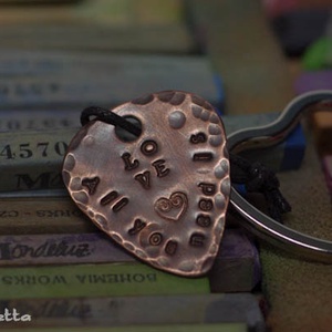 All you need is LOVE- idézetes gitárpengető kulcstartó -stamping -  - Meska.hu