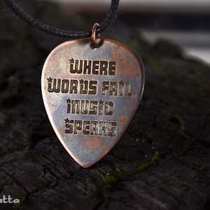 Where words fail, music speaks  - vörösréz gitár pengető - idézetes ékszer -  - Meska.hu