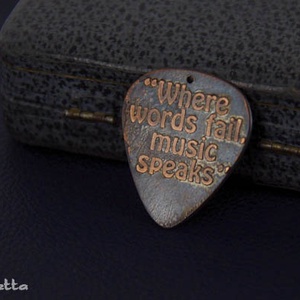 Where words fail, music speaks  - vörösréz gitár pengető - idézetes ékszer -  - Meska.hu