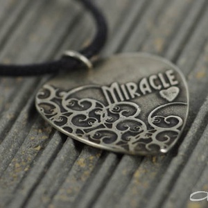 Miracle indás gitár pengető metál, ékszer férfiaknak is, ezüst színű fém pengető, gitárpengető nyaklánc,  - Meska.hu