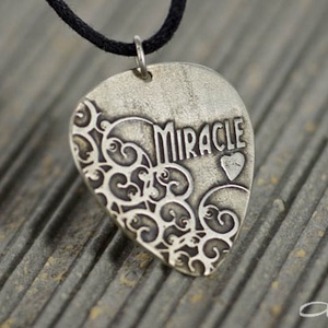 Miracle indás gitár pengető metál, ékszer férfiaknak is, ezüst színű fém pengető, gitárpengető nyaklánc,  -  - Meska.hu