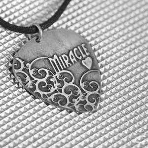 Miracle indás gitár pengető metál, ékszer férfiaknak is, ezüst színű fém pengető, gitárpengető nyaklánc,  -  - Meska.hu