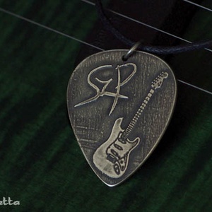 FENDER gitár + saját monogram -EGYEDI gitárpengető nyaklánc - ajándék gitárosoknak - ajándék ötlet - Meska.hu