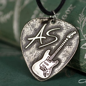 FENDER gitár + saját monogram -EGYEDI gitárpengető nyaklánc - ajándék gitárosoknak - ajándék ötlet -  - Meska.hu