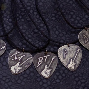 FENDER gitár + saját monogram -EGYEDI gitárpengető nyaklánc - ajándék gitárosoknak - ajándék ötlet -  - Meska.hu