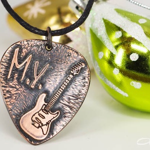 Karácsonyi ajándék ötlet gitárosoknak -FENDER gitár + saját monogram - vörösréz EGYEDI gitárpengető nyaklánc  - Meska.hu
