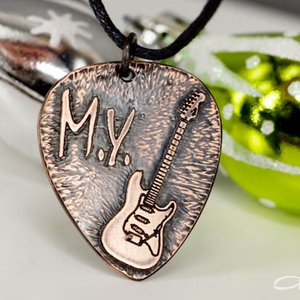 Karácsonyi ajándék ötlet gitárosoknak -FENDER gitár + saját monogram - vörösréz EGYEDI gitárpengető nyaklánc  -  - Meska.hu