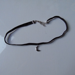 Hold medálos choker bársony nyaklánc, Ékszer, Nyaklánc, Medálos nyaklánc, Gyöngyfűzés, gyöngyhímzés, MESKA