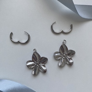 Virág fülbevaló - ékszer - fülbevaló - lógós kerek fülbevaló - Meska.hu