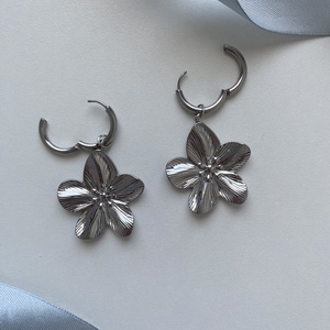 Virág fülbevaló - ékszer - fülbevaló - lógós kerek fülbevaló - Meska.hu