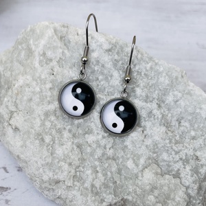 Jin-Jang üveglencsés nemesacél lógó fülbevaló  - ékszer - fülbevaló - lógó fülbevaló - Meska.hu