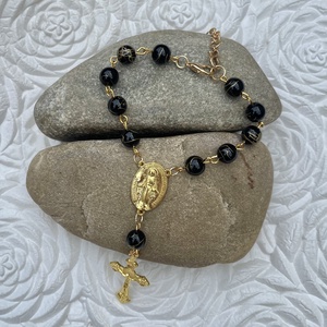 Autós rózsafüzér, tizedes rózsafüzér fekete porcelán jáde ásványból arany díszítéssel 5274924 - otthon & életmód - vallás - lánc & füzér - Meska.hu