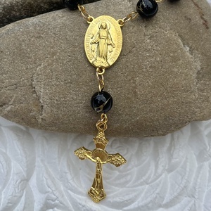 Autós rózsafüzér, tizedes rózsafüzér fekete porcelán jáde ásványból arany díszítéssel 5274924 - otthon & életmód - vallás - lánc & füzér - Meska.hu