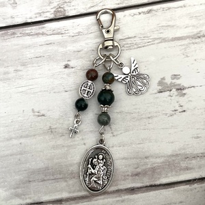 Szent Kristóf védelmező amulett kulcstartó indiai achát ásványgyöngyökből - táska & tok - kulcstartó & táskadísz - táskadísz - Meska.hu