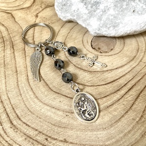 Szent Kristóf védelmező amulett kulcstartó táskadísz fazetált hematit ásványgyöngyökből - táska & tok - kulcstartó & táskadísz - táskadísz - Meska.hu