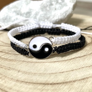 Fonott makramé Jin Jang páros karkötő - ékszer - karkötő - fonott karkötő - Meska.hu