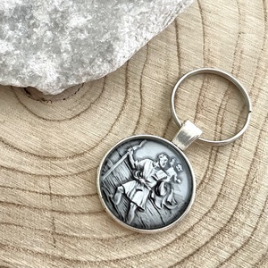 Üveglencsés fém kulcstartó amulett - Szent Kristóf az utazók védőszentje - Meska.hu