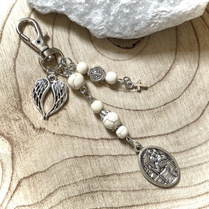 Szent Kristóf védelmező amulett kulcstartó táskadísz howlit ásványgyöngyökből - Meska.hu