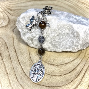 Szent Kristóf védelmező amulett kulcstartó táskadísz tigrisszem ásványgyöngyökből - táska & tok - kulcstartó & táskadísz - kulcstartó - Meska.hu