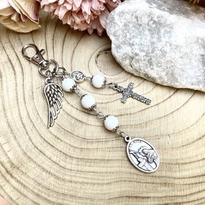 Szent Rita védelmező amulett kulcstartó táskadísz fehér jáde ásványgyöngyökből - Meska.hu