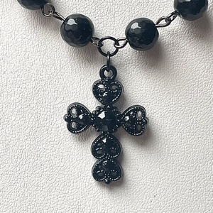 Fekete rózsafüzér jellegű fazetált ónix ásvány nyaklánc amulett cirkónia köves fekete kereszt medállal - ékszer - nyaklánc - medálos nyaklánc - Meska.hu
