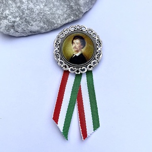 Üveglencsés kokárda Petőfi képpel, Ékszer, Kitűző és Bross, Kitűző, Ékszerkészítés, Üvegművészet, MESKA