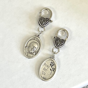 Szent Pio atya amulett kulcstartó táskadísz, Táska & Tok, Kulcstartó & Táskadísz, Kulcstartó, Ékszerkészítés, MESKA