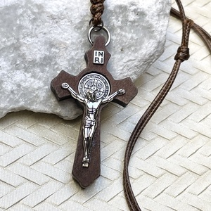 Szent Benedek keresztes amulett talizmán állítható méretű csomózott nyakláncon, Ékszer, Nyaklánc, Medálos nyaklánc, Ékszerkészítés, Csomózás, MESKA