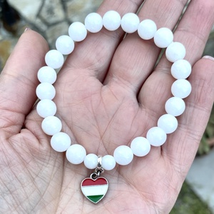 Hókvarc Tejkvarc ásványkarkötő magyar nemzeti színű szív charm medállal, Ékszer, Karkötő, Ásványkarkötő, Ékszerkészítés, Gyöngyfűzés, gyöngyhímzés, MESKA
