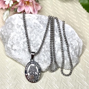 Ezüst színű Mihály arkangyal nemesacél medál védelmező amulett talizmán ezüst színű nemesacél láncon, Ékszer, Nyaklánc, Medálos nyaklánc, Ékszerkészítés, MESKA
