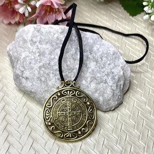 Szent Benedek védelmező amulett talizmán bőrszálon - ékszer - nyaklánc - medálos nyaklánc - Meska.hu