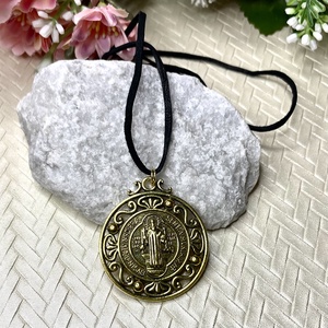 Szent Benedek védelmező amulett talizmán bőrszálon - ékszer - nyaklánc - medálos nyaklánc - Meska.hu