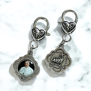 Ferenc Pápa emlékére készült amulett kulcstartó, Táska & Tok, Kulcstartó & Táskadísz, Táskadísz, Ékszerkészítés, MESKA