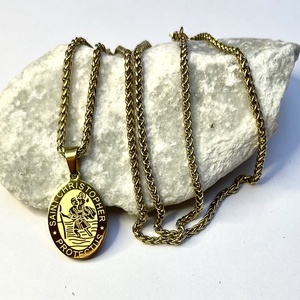 Arany színű Szent Kristóf nemesacél medál védelmező amulett talizmán arany színű nemesacél láncon, Ékszer, Nyaklánc, Medálos nyaklánc, Ékszerkészítés, Gravírozás, pirográfia, MESKA