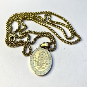 Arany színű Szent Kristóf nemesacél medál védelmező amulett talizmán arany színű nemesacél láncon - ékszer - nyaklánc - medálos nyaklánc - Meska.hu