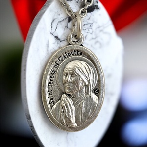 Teréz Anya amulett medál talizmán nemesacél kapcsos láncon, Ékszer, Nyaklánc, Medálos nyaklánc, Ékszerkészítés, MESKA