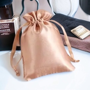 Szatén rosegold színű megkötős ékszertartó tasak - Meska.hu